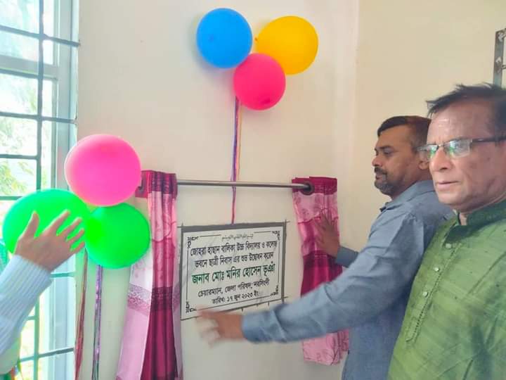 বিদ্যালয়ের ছাত্রী নিবাস উদ্বোধন করেন নরসিংদী জেলা পরিষদ চেয়ারম্যান, সাথে আমিরগঞ্জ ইউনিয়ন পরিষদ চেয়ারম্যান। 